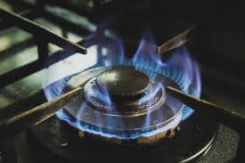PM Ujjwala Yojana List 2025 Released—Check If Your Name Is in Ujjwala 2.0 Now! 2 LPG vs Traditional Chulha Cooking